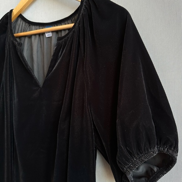 Old Navy | Black Velvet Flowy Top - Picture 1 of 5